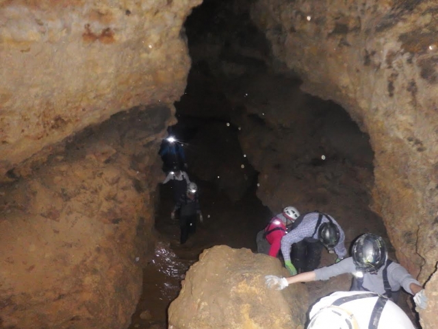  Na caverna com frontais no capacete 